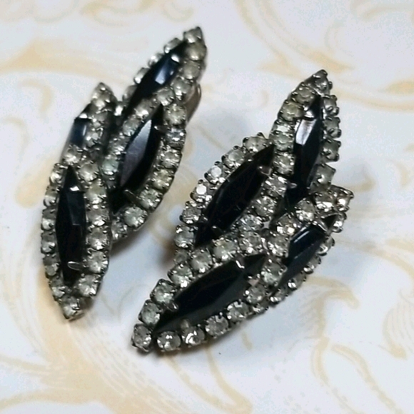 Vintage 1950s Black and Clear Rhinestone Clip Earrings - Picture 12 of 14